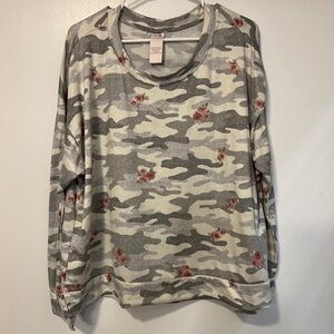 Secret Treasures women’s 2XL camo with roses long sleeve tee shirt